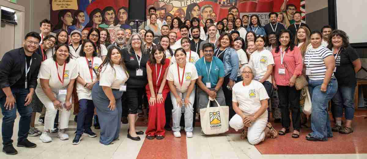 Miembros de la comunidad reunidos en un evento de ALO